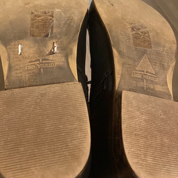 Boots - Picture 4 of 5